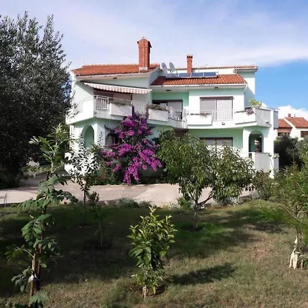 Apartament - Three Bedroom Kožino