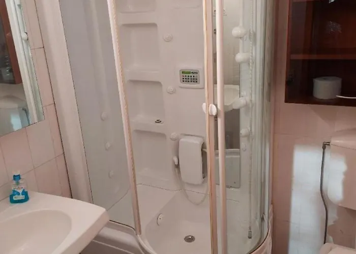 - Three Bedroom شقة