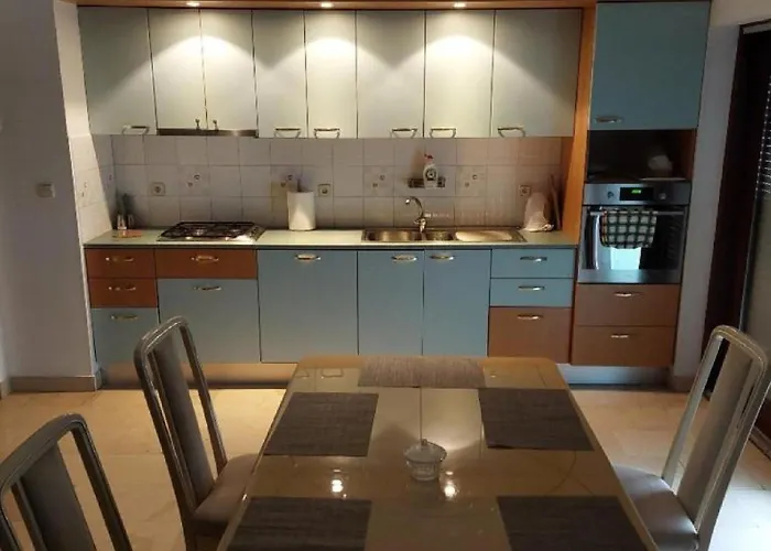 - Three Bedroom شقة *
