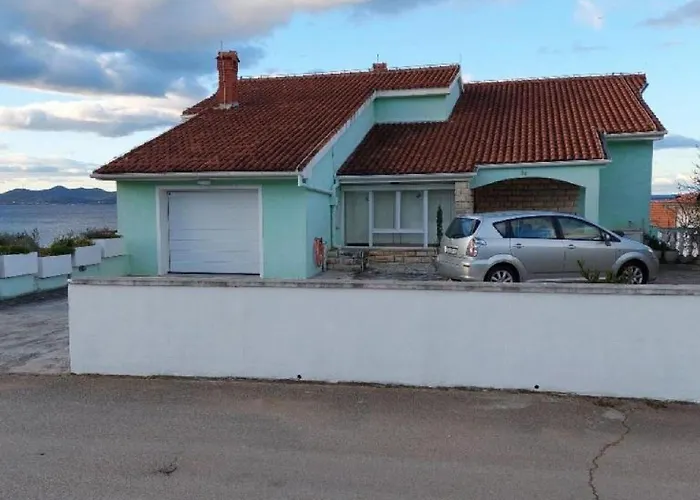 - Three Bedroom شقة *
