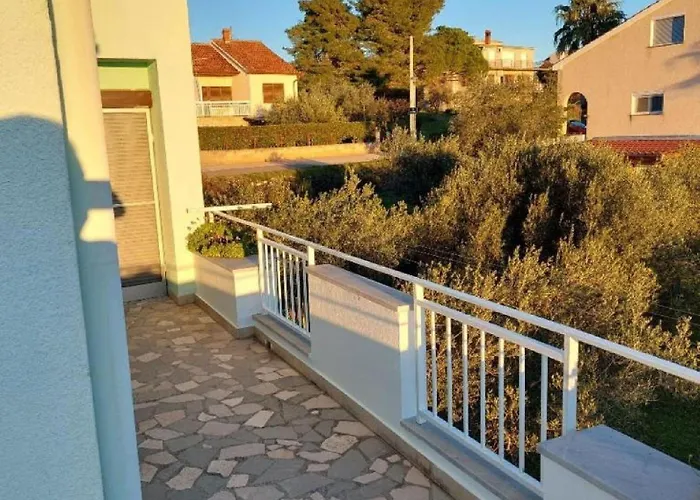 - Three Bedroom شقة