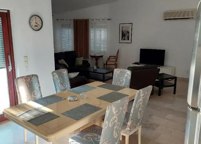 - Three Bedroom شقة *